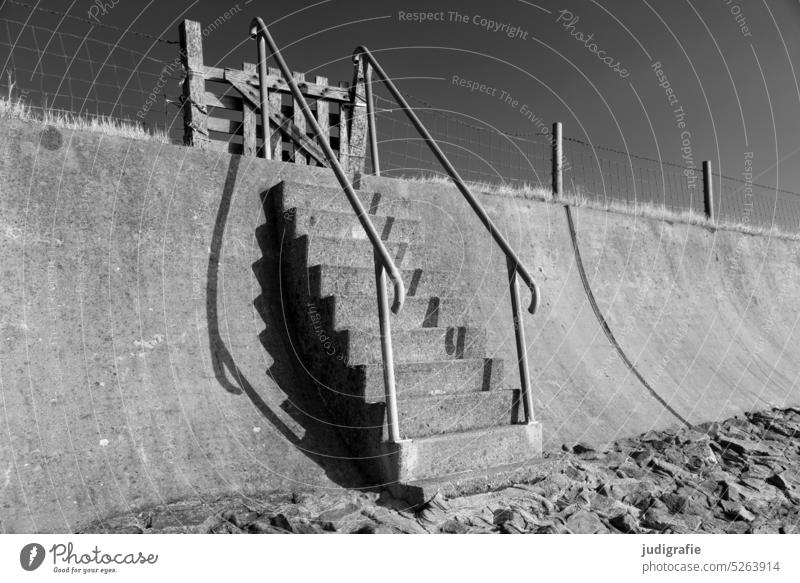 Treppe am Deich Zaun Treppengeländer aufwärts Abstieg Wand abwärts Strukturen & Formen Schatten Schattenspiel Licht Beton Butjadingen eckwarden Nordsee