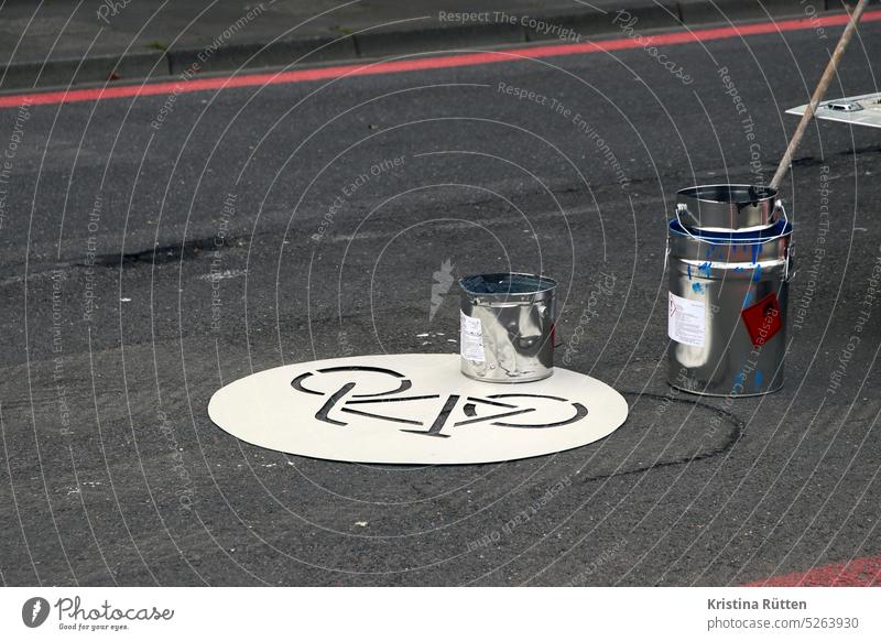 ein fahrrad wird aufgemalt zeichen symbol schablone fahrradweg markierungsarbeiten fahrbahnmarkierung aufbringen aufmalen farbe straße radverkehr fahrradfahren