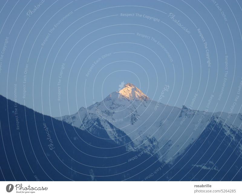 Laune der Natur | Bergspitze von der Abendsonne beleuchtet Licht Abendlicht dunkel hervorgehoben betont Gipfel Berggipfel Leuchte leuchten Schnee Gebirge