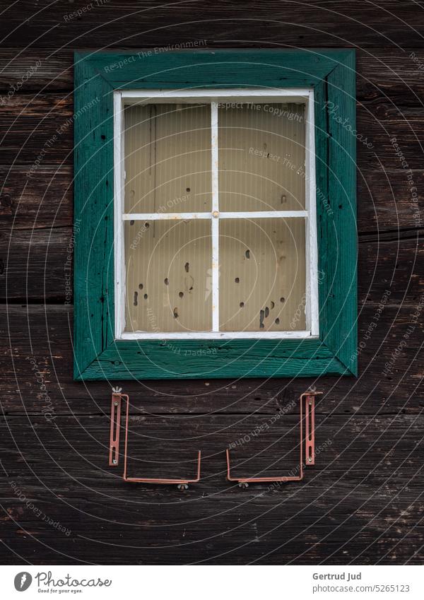 Altes Fenster eines alten Bauernhauses Natur Patina Tür Türen und Fenster Holzfenster Haus Farbfoto Außenaufnahme Fassade Gebäude Architektur historisch