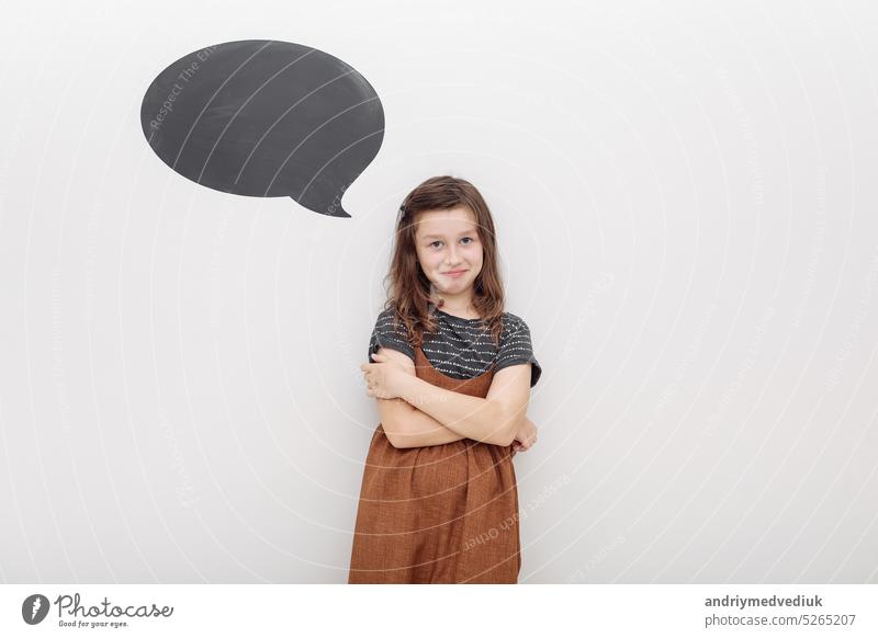 portret emotional 7 Jahre altes Mädchen auf weißem Hintergrund. Baby-Mädchen zeigt die Emotion der Spaß. mock up auf Wand Glück Freude Kind wenig Porträt