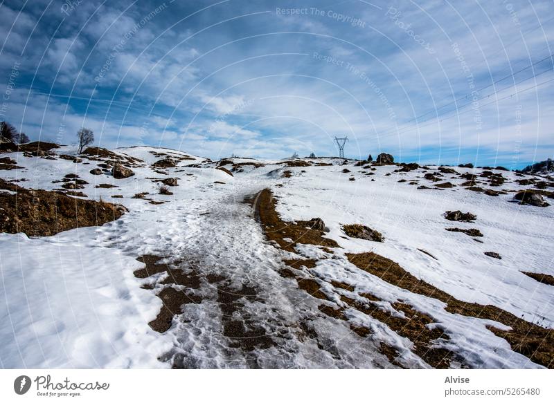 2023 02 18 Campogrosso schneebedeckte Straße 1 Natur Schnee Landschaft Berge u. Gebirge Hintergrund blau reisen Himmel weiß im Freien kalt Winter schön Wald