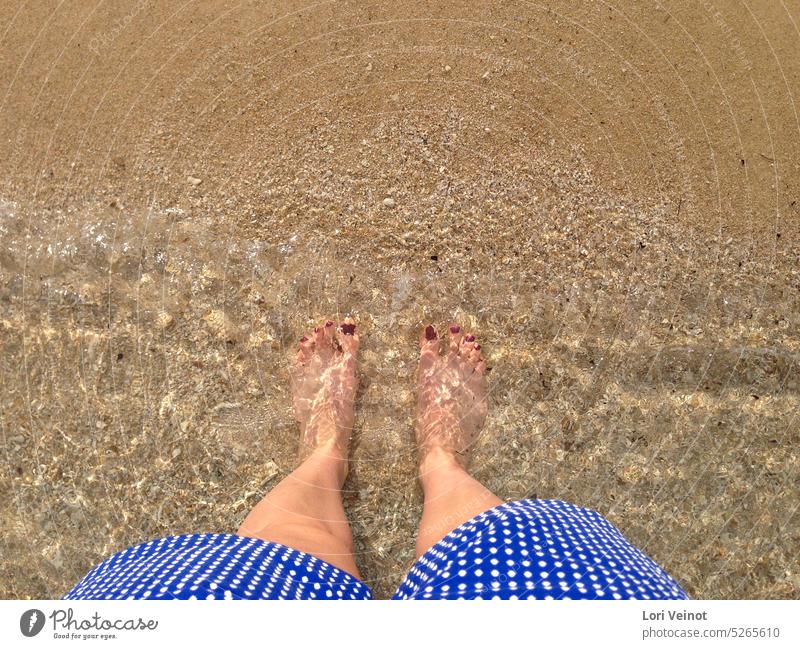 Sand zwischen den Zehen die Zehen im Sand Sandstrand lackierte Zehennägel Strandleben Fuß Barfuß Sommer Wasser Sommerurlaub Ferien & Urlaub & Reisen Meer Wellen