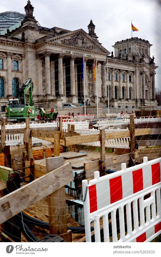 Baustelle Bundestag architektur Berlin bundestag büro Großstadt deutschland Fassade fenster froschperspektive Gebäude Hauptstadt Haus Himmel innenstadt