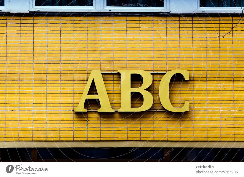 ABC abc abstrakt alfabet aussage begriff botschaft buchstabe einzelbuchstabe farbe kunst letter mauer message nachricht parole passwort politik satz satzschrift