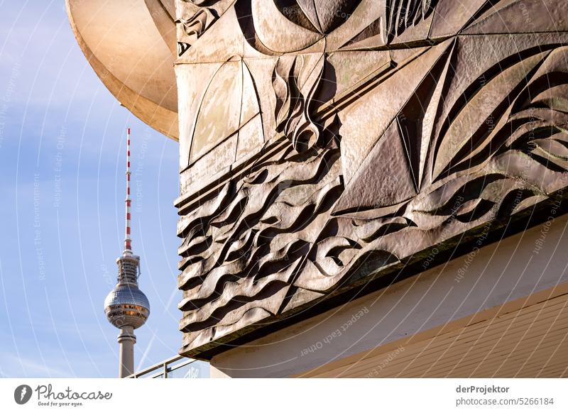 Ein Blick auf dem Fernsehturm metropole Freiheit Großstadt Berlin Zentrum Panorama (Aussicht) Sonnenstrahlen urban Schönes Wetter Stadtleben Sonnenlicht Licht