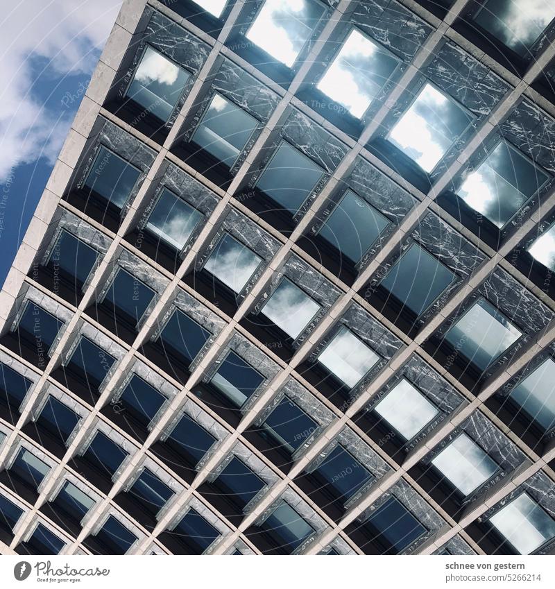 Fassadengeflüster Gebäude Fenster Stadt Haus Architektur Häuser Außenaufnahme alt Modern 50er Stadtzentrum historisch Bauwerk Mauer Berlin licht Himmel