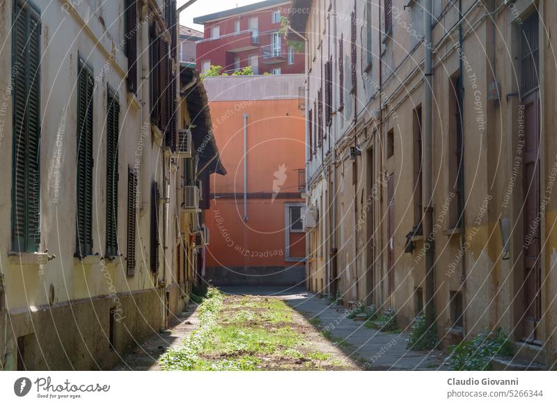 Alte Straße in der Via Bodoni in Mailand Europa Italien Lombardei Architektur Gebäude Großstadt Farbe Tag Außenseite Gras alt im Freien Fotografie urban