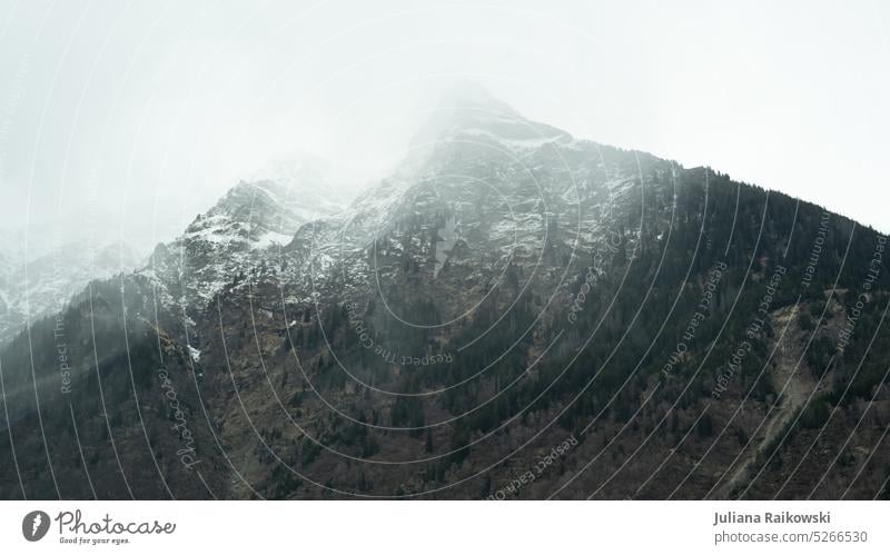 Berg im Nebel in der Schweiz Gipfel Alpenüberquerung Deutschland ländlich außergewöhnlich Weitwinkel Wetter bewölkt Wanderausflug Tourismus Himmel