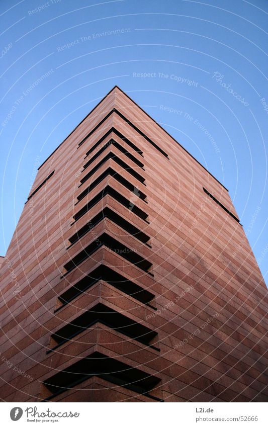 der etwas andere grenzturm Fenster Treppenhaus Dach Mauer Wand Bürogebäude Haus braun schwarz Turm Himmel Sonne Schatten Stein modern blau Ecke minden