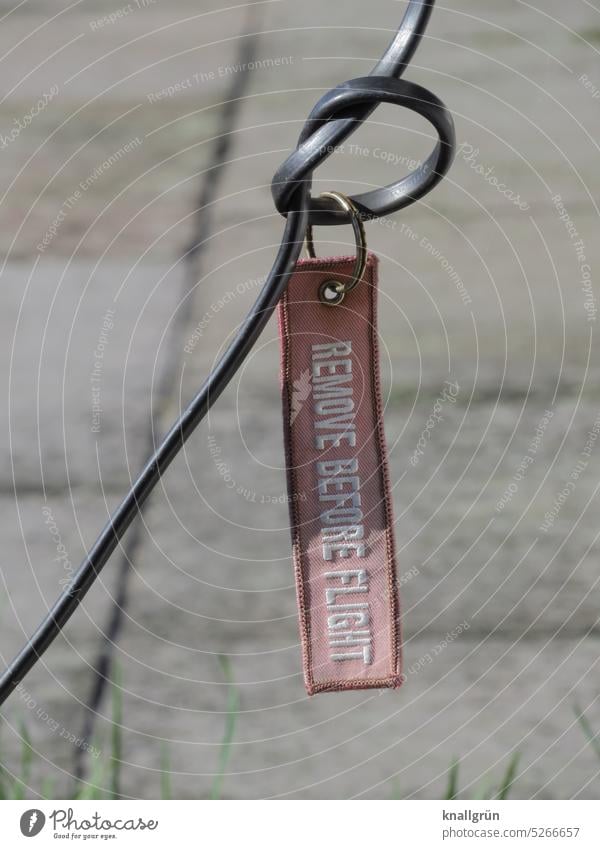 Remove before flight Sicherheit fliegen Luftverkehr Hinweisschild Sicherheitshinweis Schlüsselanhänger Warnschild Schilder & Markierungen Warnhinweis Schutz