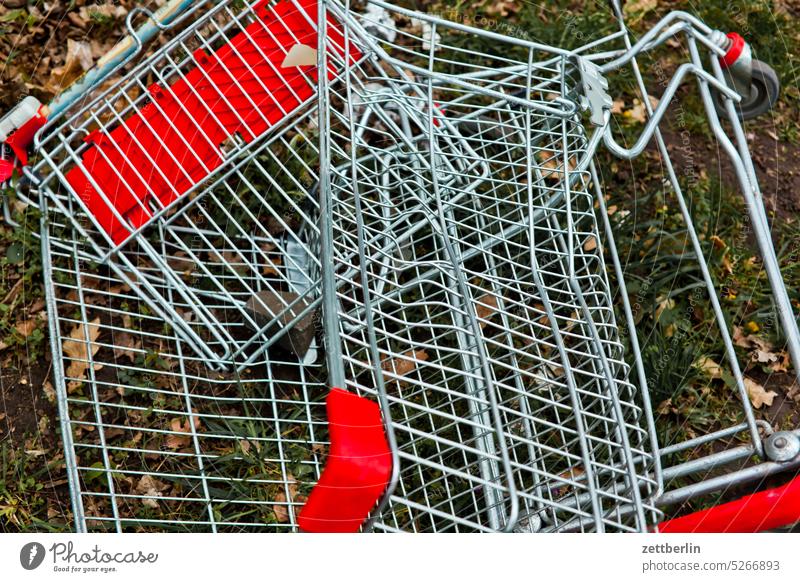 Verbogener Einkaufswagen deformiert einkauf einkaufswagen eisen gitter halbstark kaputt metall metallgitter protest schrott shopping stahl vandalismus verbogen