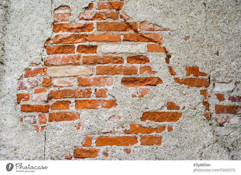 Ziegelsteinmauer mit abgefallenem Putz. Wand rot Mauer Fassade Außenaufnahme alt Gebäude Architektur Backstein Vergänglichkeit Verfall kaputt