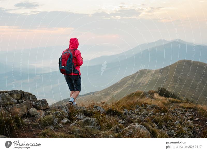 Wandern in den Bergen. Berglandschaft. Landschaftliche Aussicht auf Berggipfel. Panoramablick. Natürliche Szenerie. Schöner Hintergrund Berge u. Gebirge Ansicht