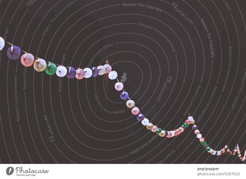 PARTY – bunte Lichterkette bei Nacht Lichterketten Beleuchtung Dekoration & Verzierung Party Gartenparty Feste & Feiern festlich leuchten Unschärfe Gartenfest