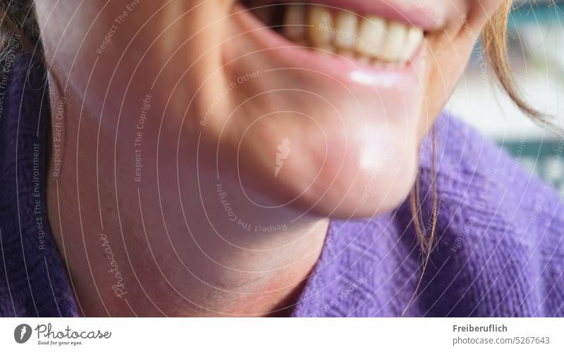 Fröhliche Frau Lachen Lächeln Mund Gesicht Freude Zähne Zahnlücke Glück Mensch Zufriedenheit Lippen schön Erwachsene feminin Kopf Hals