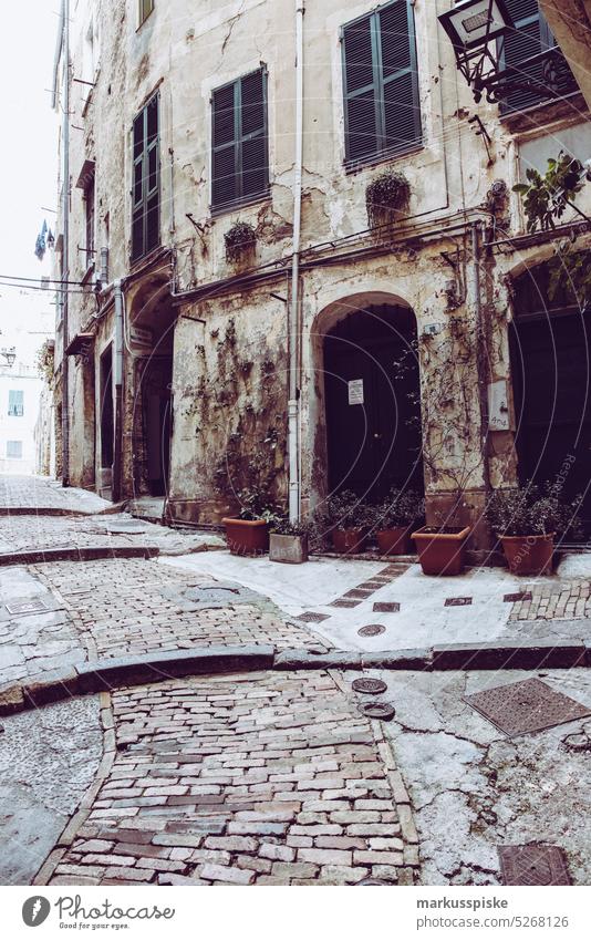 Alte, denkmalgeschützte Stadt in Italien Strand Großstadt Küste farbenfroh Saum hafen Horizont idyllisch Italienisch Landschaft Ligurien Ligurisches Meer