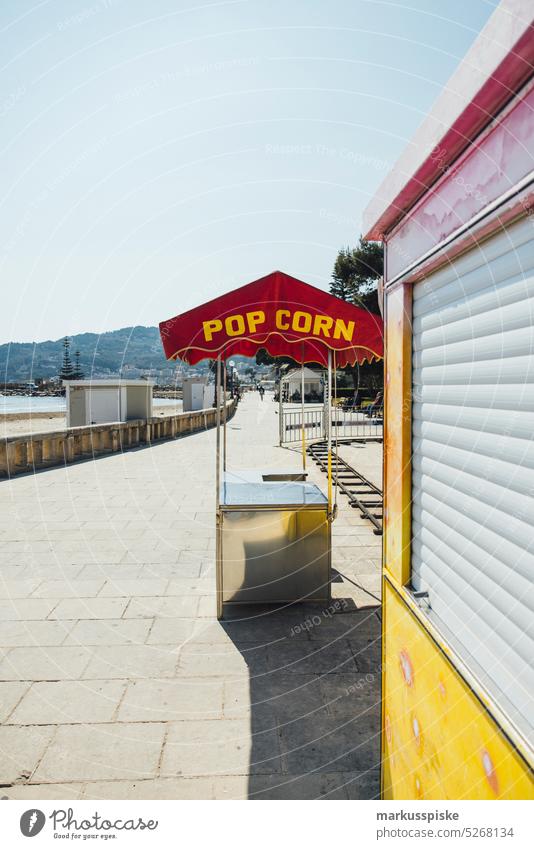 Strandleben am Ligurischen Meer - Popcorn Bar Großstadt Küste farbenfroh Saum hafen Horizont idyllisch Italienisch Landschaft Ligurien Ligurisches Meer