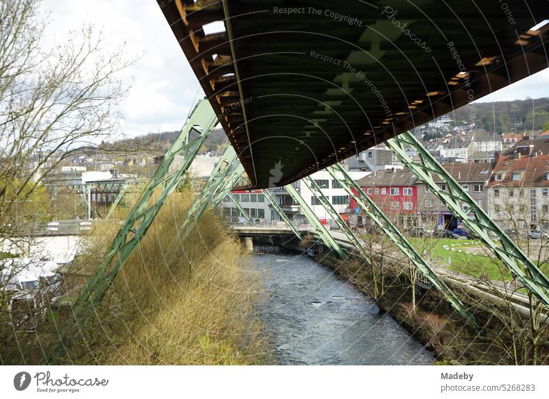 Stahlträger der Gleise der Wuppertaler Schwebebahn über der Wupper in der Frühlingssonne im Stadtzentrum von Wuppertal im Bergischen Land in Nordrhein-Westfalen, Deutschland