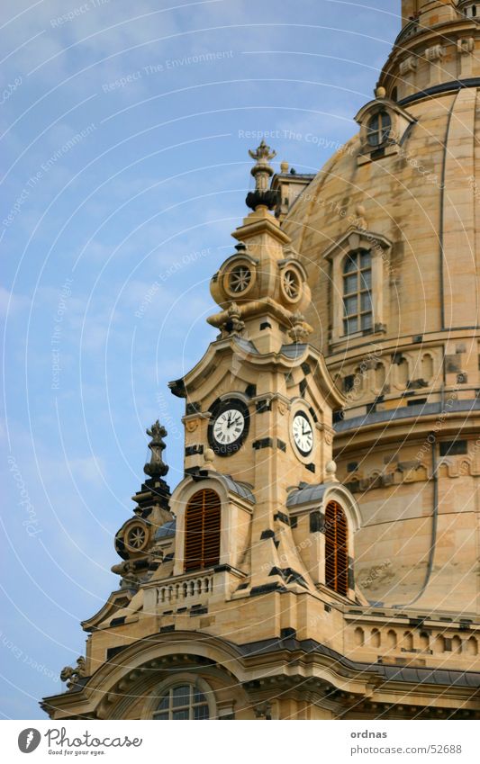 Frauenkirche zu Dresden Detail Sachsen Gotteshäuser Götter Turmuhr Uhr Kirchturm Denkmal Kirchturmuhr Erneuerung Zerstörung 1945 Bombe Zifferblatt Außenaufnahme