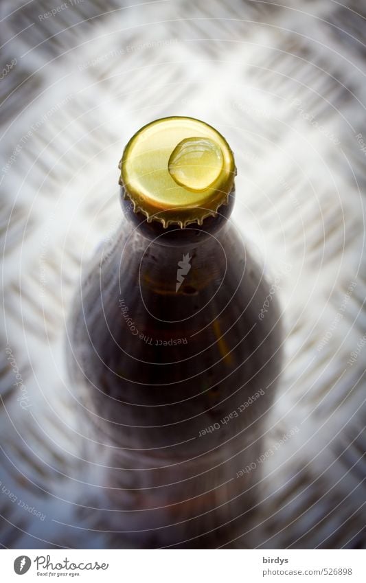 draußen Wasser - drinnen Bier Wassertropfen Bierflasche Kronkorken Metall ästhetisch Flüssigkeit frisch positiv standhaft Durst Kreativität Muster Farbfoto