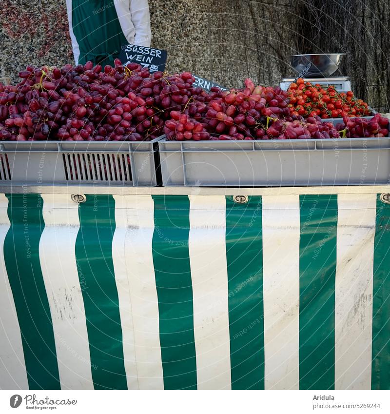 Weintrauben und Coktailtomaten am Marktstand Obst Gemüse Lebensmittel frisch Wochenmarkt Spargel Ernährung lecker Essen Einkaufen bummeln Verkäufer verkaufen