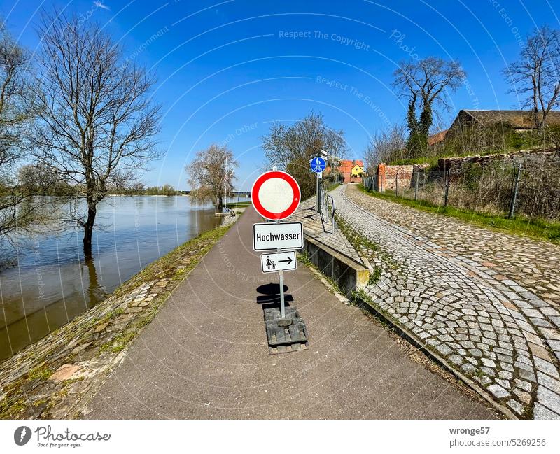 Verkehrszeichen Durchfahrt verboten | Elbe Hochwasser versperrt Radweg Verkehrsschild Durchfahrtsverbot VZ 250 Elbehochwasser Fußweg Elberadweg Elbufer