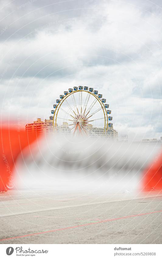 Riesenrad mit flatterndem Absperrband davor Riesenrad fahren Frühlingsfest München Absperrung Himmel Theresienwiese Freizeit & Hobby Freude drehen Fahrgeschäfte