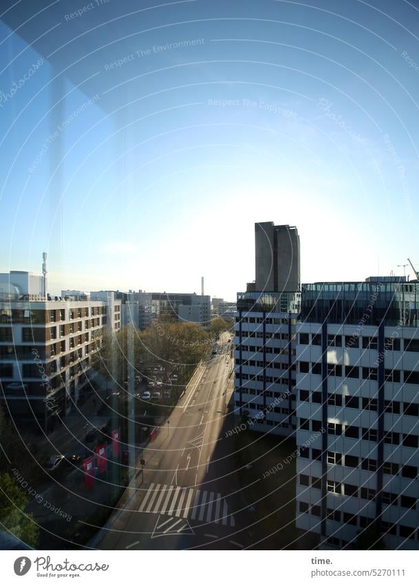 Morgensonne in Offenbach Morgenlicht Hochhaus urban Blick aus dem Fenster Umwelt Gegenlicht Himmel Horizont weit fern Reflexion & Spiegelung Architektur Straße