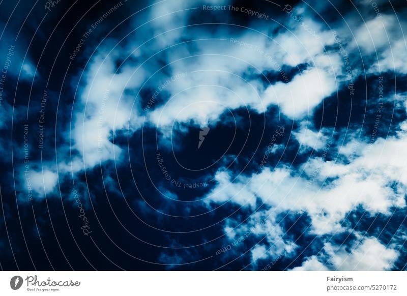 weicher dunkler Himmel mit Wolken Naturliebhaber Naturfotografie Naturhintergrund Natur-Foto Wolken Himmel Schatten schlechtes Wetter Air Wind Unwetter blau