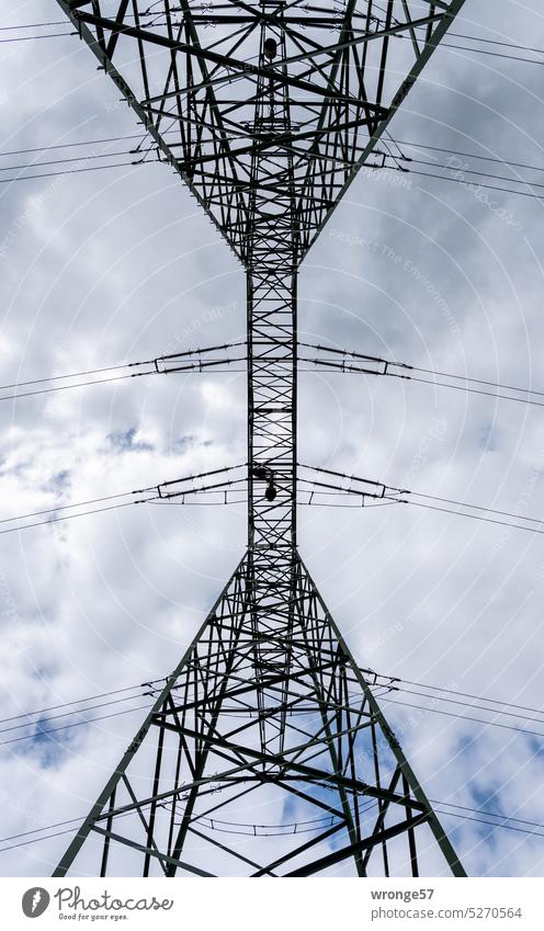 Freileitungsmast aus der Froschperspektive Strommast Hochspannungsmast Hochspannungsleitung Freileitungsmasten Blick nach oben Himmel Wolken bewölkter Himmel