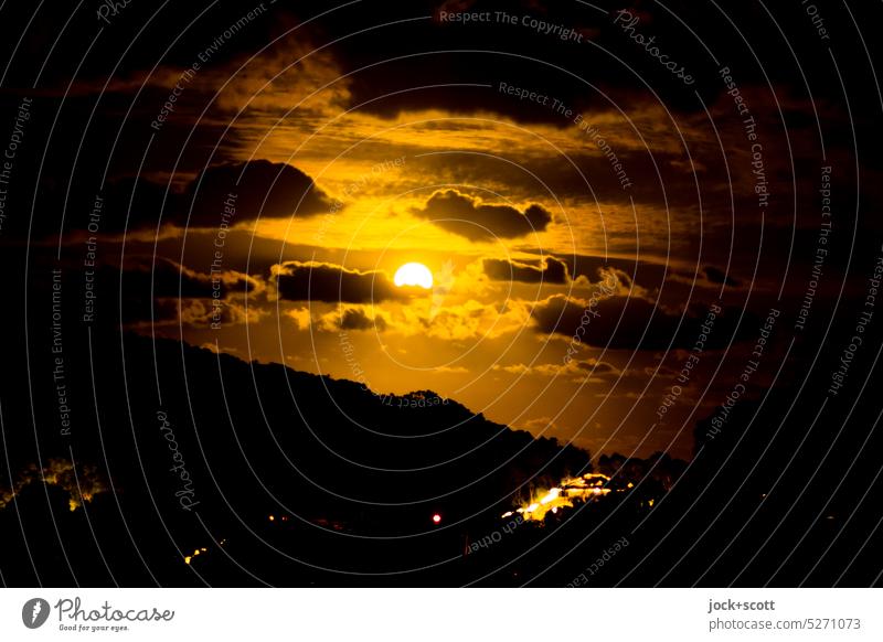 leuchtet der Vollmond in der Nacht bleiben alle wach Mond dunkel Mondschein leuchten Hügel Silhouette Nachthimmel Wolken Langzeitbelichtung Abendlicht