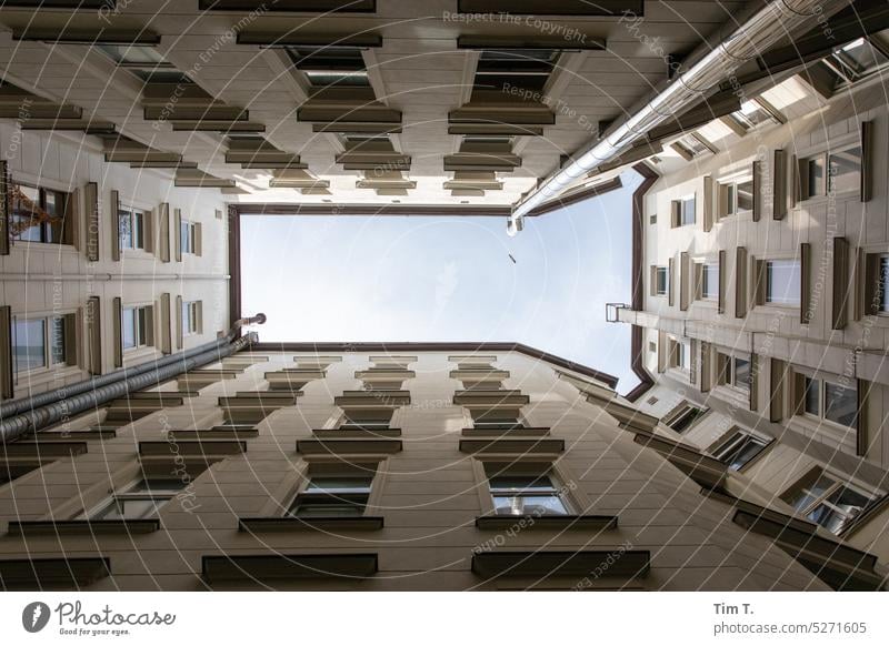 Blick nach oben im Hinterhof Farbfoto Kreuzberg Haus Stadt Fenster Fassade Berlin Gebäude Menschenleer Architektur Außenaufnahme Tag Himmel Hauptstadt Altbau