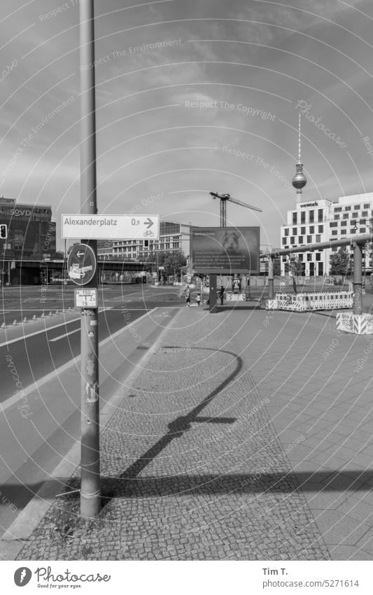 Berlin Alexanderplatz Schild Fernsehturm s/w Mitte Laterne Hauptstadt Stadt Stadtzentrum Architektur Himmel Außenaufnahme Berliner Fernsehturm Tag Berlin-Mitte