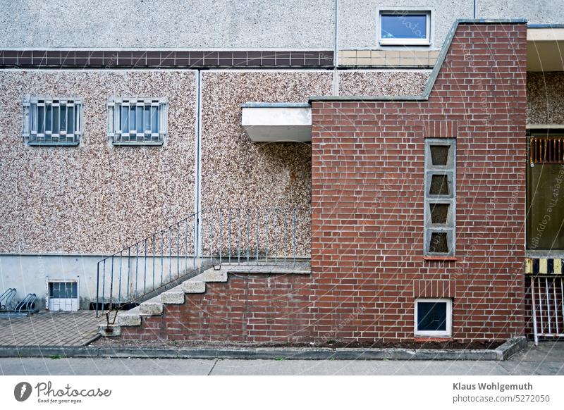 Tristesse. Hinterhof mit Eingang zu einem Neubau. Ob man da gern einziehen möchte?? Fassade Architektur Gebäude trist Fenster grau Haus Wand Mauer Menschenleer