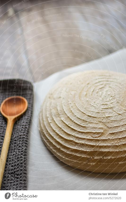 Der Brotteig ist im Gärkörbchen schön aufgegangen und liegt jetzt auf dem Backpapier Hefeteig Sauerteig Brot backen Lebensmittel selbstgemacht Häusliches Leben