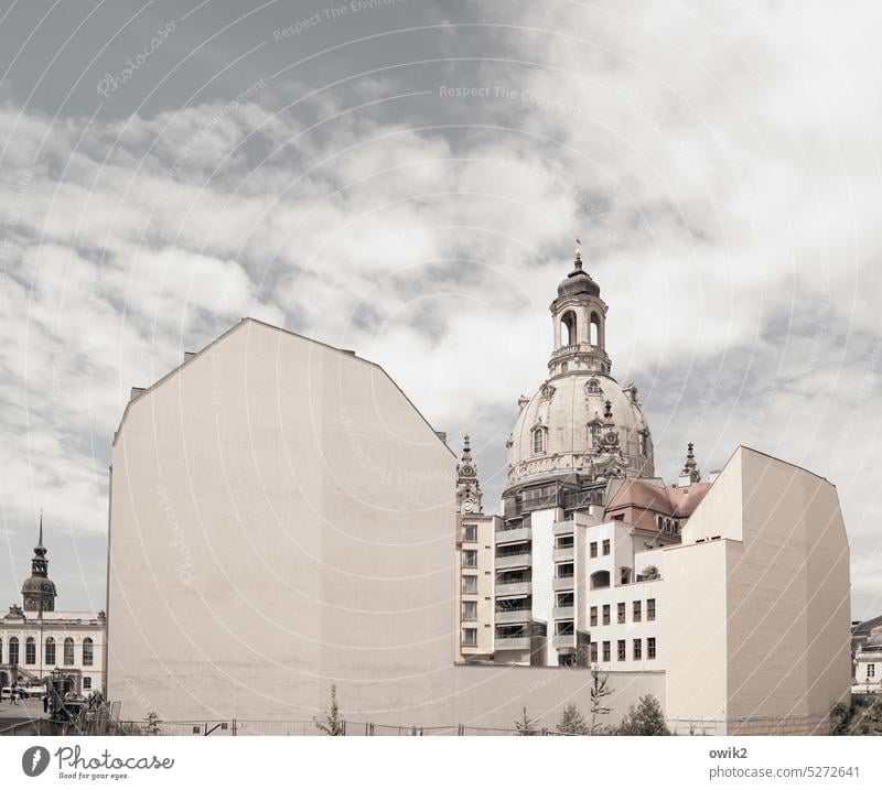 Zahnlücke Dresden Frauenkirche Kirchturmspitze Architektur Religion & Glaube Außenaufnahme Sehenswürdigkeit Menschenleer Farbfoto Bauwerk Altstadt Stadt