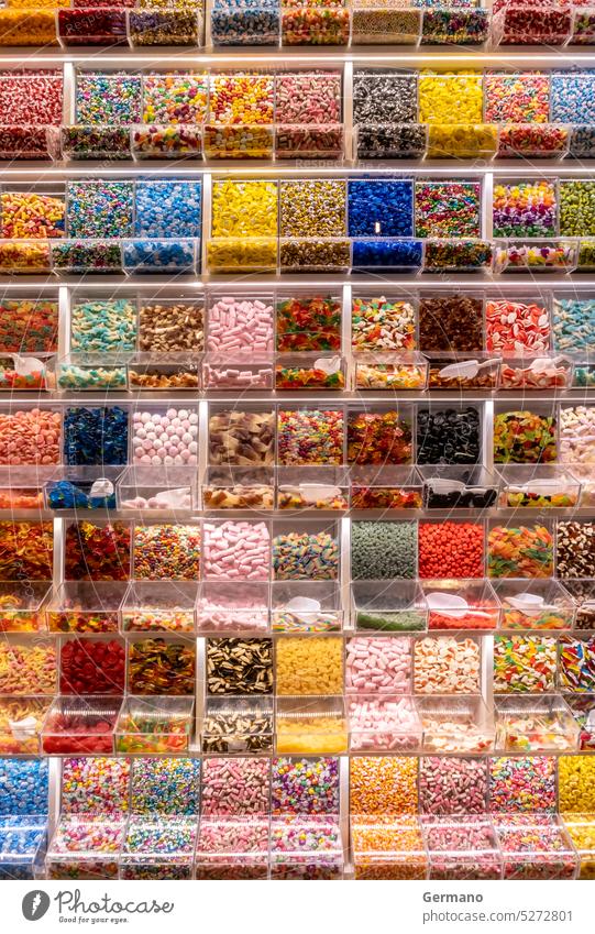 Selbstbedienungsdisplay mit vielen Süßigkeiten Sortiment Hintergrund Kasten candie Bonbons Schokolade Wahl Cola Farbe farbenfroh Konditorei Container lecker