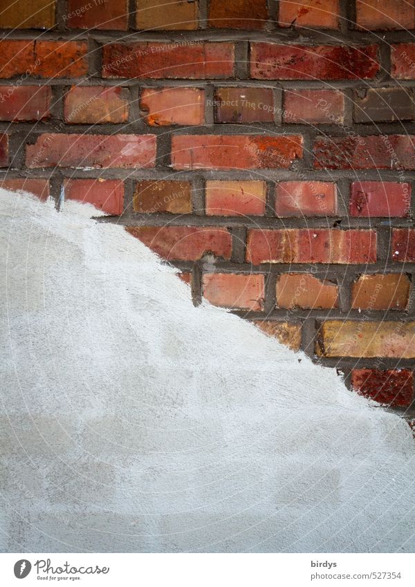 Halbwerk Mauer Wand alt ästhetisch gelb grau rot Symmetrie Backsteinwand Putz halbvoll durchscheinend Strukturen & Formen Farbfoto Gedeckte Farben Außenaufnahme