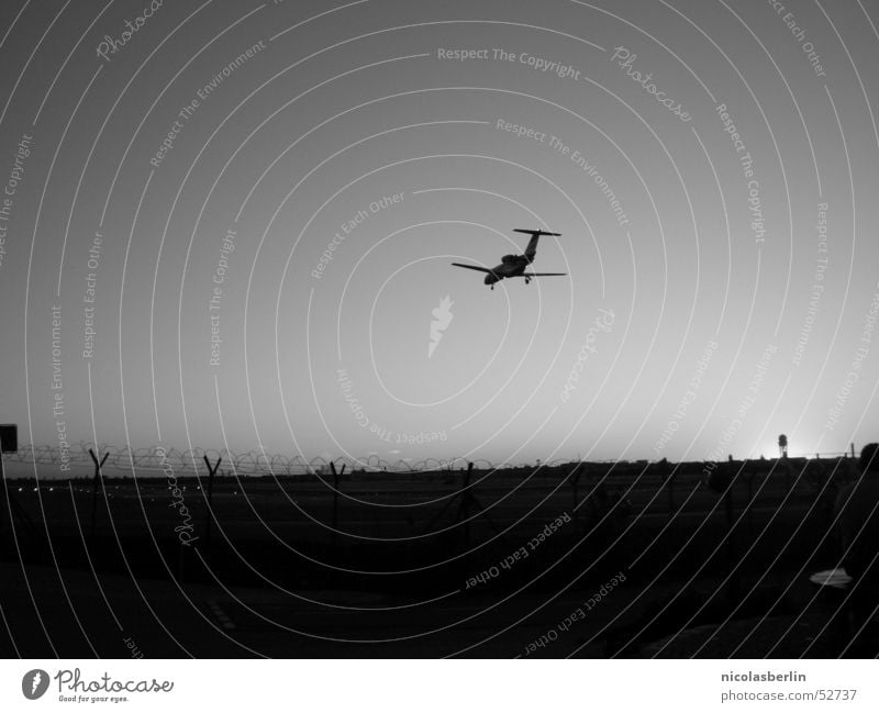 Landing Nowhere - Tempelhof Tourismus Ausflug Freiheit Sommerurlaub Luftverkehr Himmel Klima Klimawandel Menschenleer Platz Flughafen Wahrzeichen Flugzeug