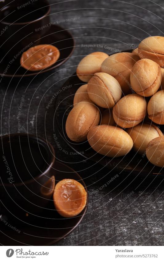 Foto Hausgemachte Backwaren auf dem Tisch, Nüsse mit Kondensmilch hausgemachte Speisen ausschneiden Leckerbissen Material Essen Oberfläche Küche kreisen süß