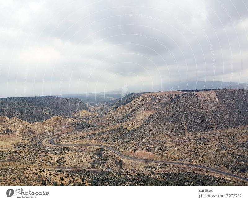 road to nowhere | Straße ins marokkanische Hinterland Agadir Marokko Afrika Einsamkeit Ferien & Urlaub & Reisen Landschaft Wüste Tourismus heiß trocken Natur