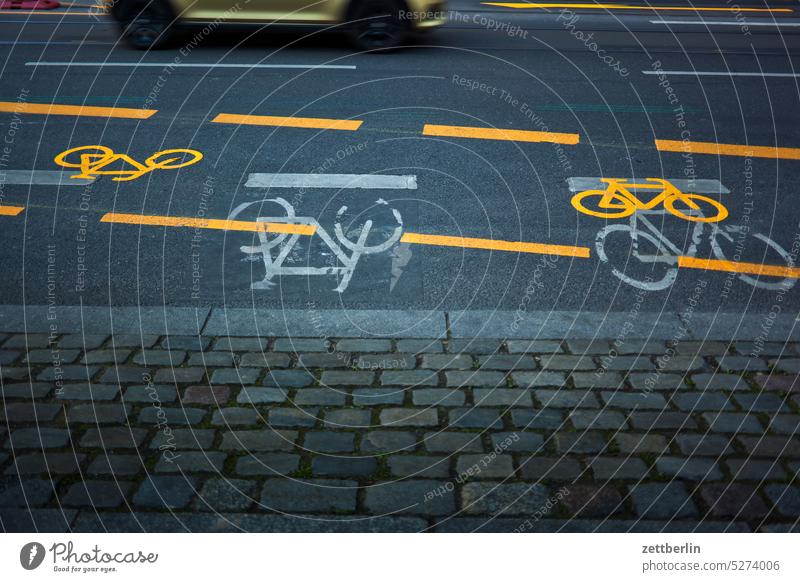 Fahrradweg und Bürgersteig abbiegen asphalt auto fahrbahnmarkierung fahren fahrrad fahrradweg ferien fortbewegung gerade hauptstraße hinweis kante linie links