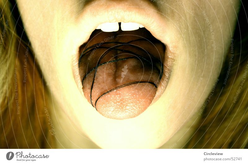 Zunge zügeln Frau Lippen Schnur umwickelt gefesselt Nähgarn Mund Gesicht hell Handschellen mouth tongue woman face teeth lips cord thread brightly oppressively