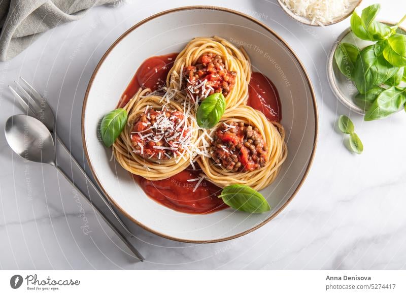 Vegane Linsen-Bolognese Spaghetti Veganer vegane Bolognese Tomate Spätzle Lebensmittel Abendessen Italienisch Basilikum Vegetarier Teller Mittagessen Mahlzeit