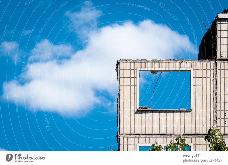 Reste einer ostdeutschen Platte vor blauem Himmel Ostdeutschland Plattenbau Abriss Abrissgebäude Wohnungsbau Gebäude Fassade Zerstörung Baustelle