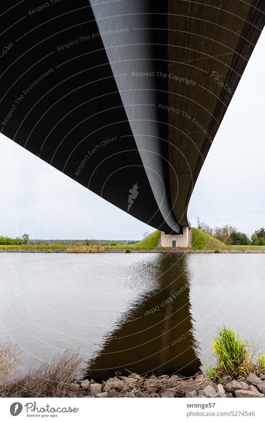 Brückenbauwerk über den Mittellandkanal bei Hohenwarthe Straßenbrücke Straßenführung Straßenüberführung Verkehrswege Außenaufnahme Straßenverkehr Menschenleer