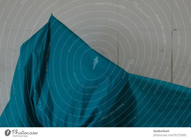 Hülle eines Zweirads formt eine zipfelige Struktur in blau Zipfel spitz abstrakt verhüllt verpackt Christo verborgen Geheimnis geheimnisvoll Überraschung