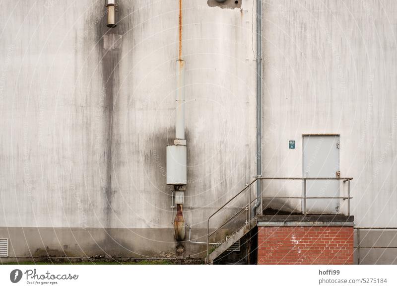 Verfall einer Industriefassade Industrieanlage Destruktion Rost Industriefotografie verfallen Gebäude Fabrik Wandel & Veränderung Außenaufnahme Industrieruine