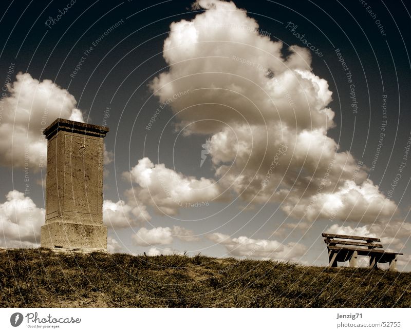 Gewaltig still. Wolken Denkmal Schlacht Kriegsschauplatz Herbst Wiese ruhig Stein Bank gedenkstein napoleonstein Jena Himmel